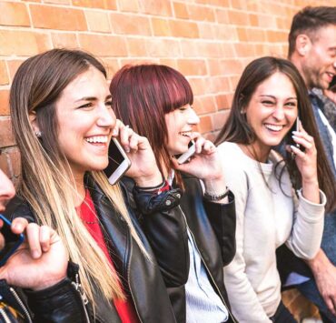 Personas hablando smartphone