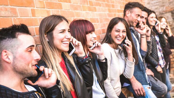 Personas hablando smartphone