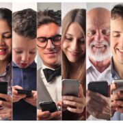 Personas usando smartphones