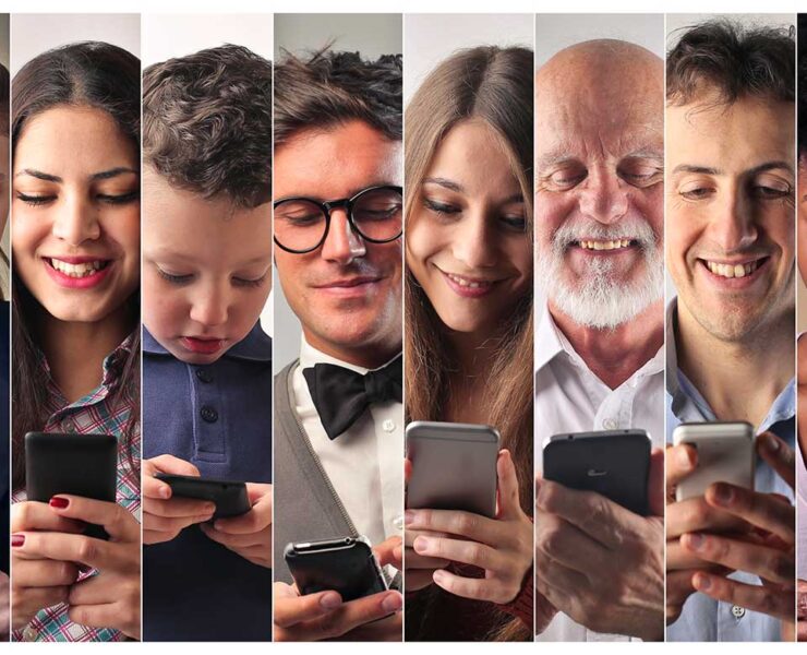 Personas usando smartphones