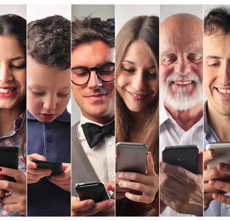 Personas usando smartphones