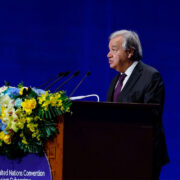 El primer tratado de la ONU contra el ciberdelito logra 72 firmas en Hanoi 3 El Secretario General António Guterres se dirige a los delegados en la ceremonia de firma.
