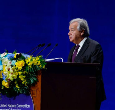 El Secretario General António Guterres se dirige a los delegados en la ceremonia de firma.