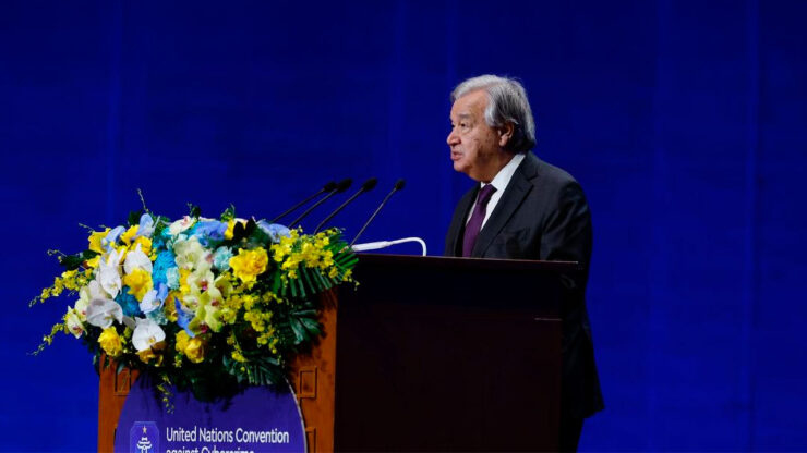 El Secretario General António Guterres se dirige a los delegados en la ceremonia de firma.