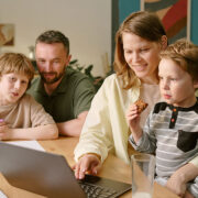 Familia usando portátil