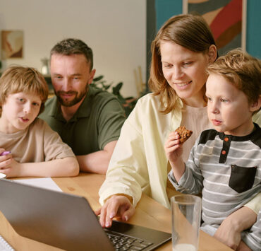 Familia usando portátil