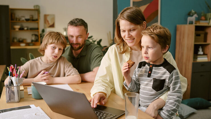 Familia usando portátil