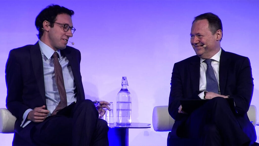 Roberto Viola durante la entrevista con con Javier Espinoza, corresponsal europeo de tecnología del Financial Times