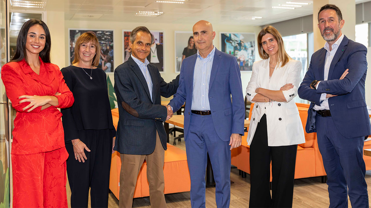 En la imagen, Jasone Fernández, Salesforce Account Executive; Eva Descarrega, Embajadora de Andorra en España; David Vicente, Director de Andorra Digital; Jesús Galindo, Vicepresidente Sector Público de Salesforce; Rocío Tortosa, Vicepresidenta en Salesforce; Ricard Leal, Salesforce Account Executive.