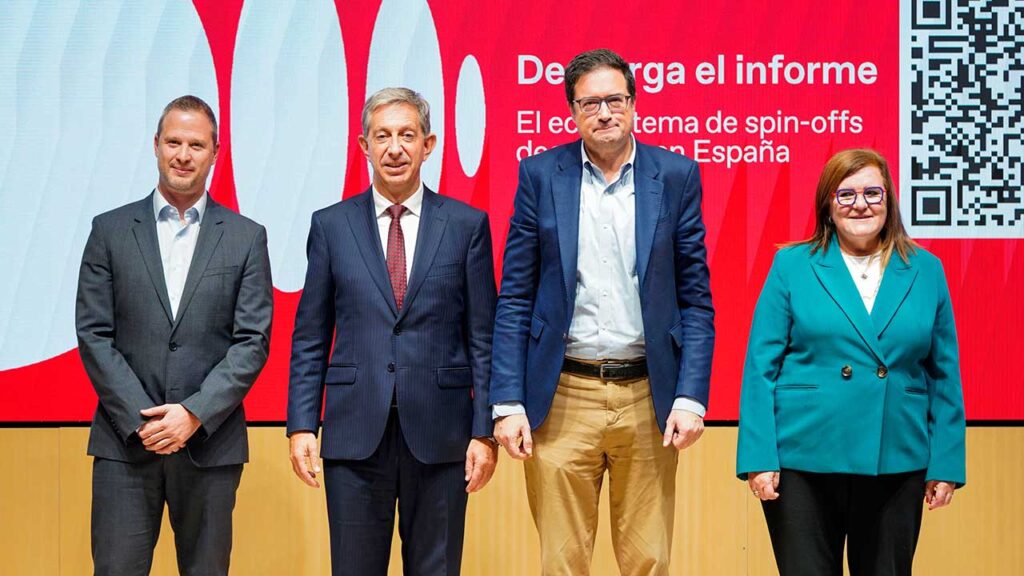 El ecosistema de spin-offs tecnológicas crece un 3,6% 4 Informe Spin-offs Deep Tech - En la fotografía, de izquierda a derecha, el director de Transferencia Tecnológica de Mobile World Capital, Albert Mascarell; el director general de Mobile World Capital, Francesc Fajula; el ministro para la Transformación Digital y de la Función Pública, Óscar López, y la secretaria general de Innovación, Teresa Riesgo.