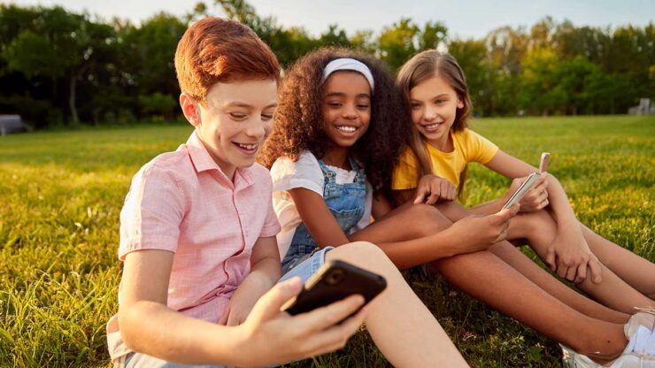 Niños usando smartphone