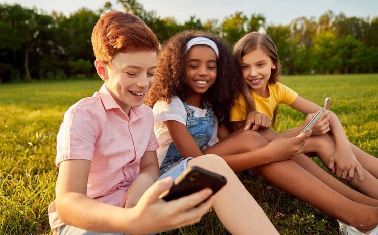 Niños usando smartphone