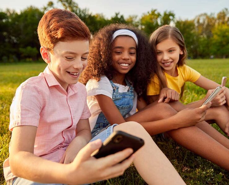 Niños usando smartphone