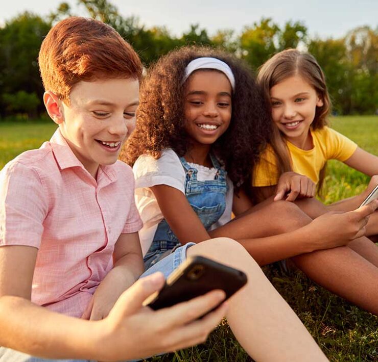 Niños usando smartphone