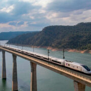 Telefónica amplía y renueva el mantenimiento del servicio de cardioprotección de Renfe hasta 2027 con más de 850 desfibriladores conectados 3 Renfe AVE