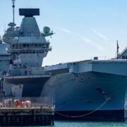 La Royal Navy integra inteligencia artificial a bordo de un portaaviones sin depender de la nube