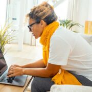 Mujer portátil - Comunicación - Inteligencia artificial - La Ecuación Digital