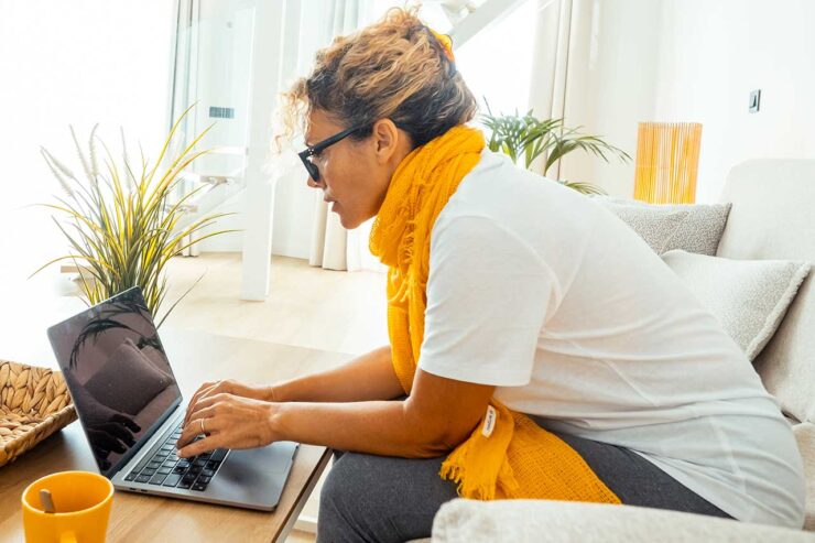 Mujer portátil - Comunicación - Inteligencia artificial - La Ecuación Digital