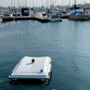 Telefónica Tech despliega drones acuáticos con 5G para automatizar la limpieza de residuos en entornos portuarios