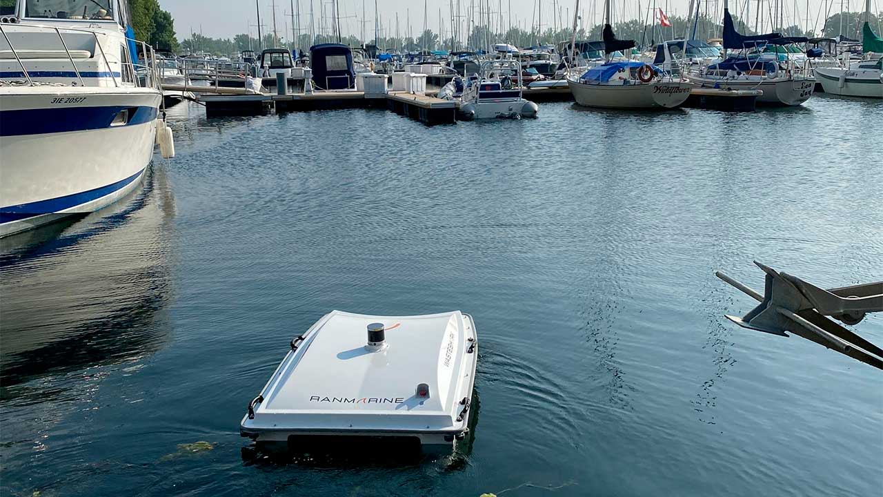 Telefónica Tech despliega drones acuáticos con 5G para automatizar la limpieza de residuos en entornos portuarios