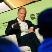 Tim Berners-Lee pide redes sociales sin adicción