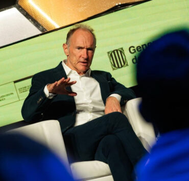 Tim Berners-Lee pide redes sociales sin adicción