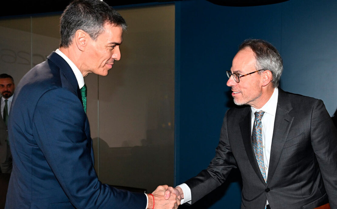 Pedro Sánchez, presidente del gobierno de España y David Zapolsky, consejero general y vicepresidente senior de políticas públicas globales de Amazon