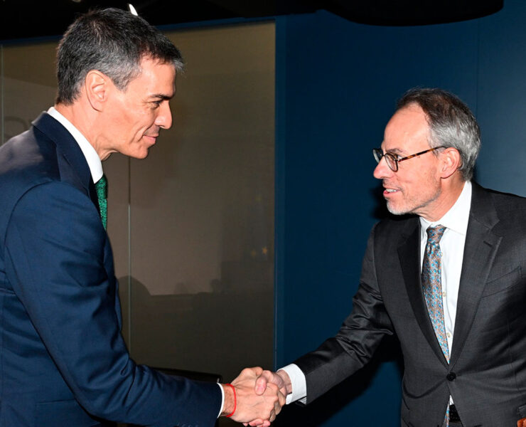 Pedro Sánchez, presidente del gobierno de España y David Zapolsky, consejero general y vicepresidente senior de políticas públicas globales de Amazon