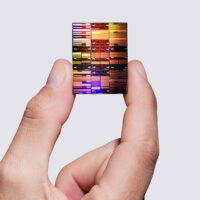 Investigador que sostiene el chip nodo de IBM de menos de 1 nm (Crédito: IBM)