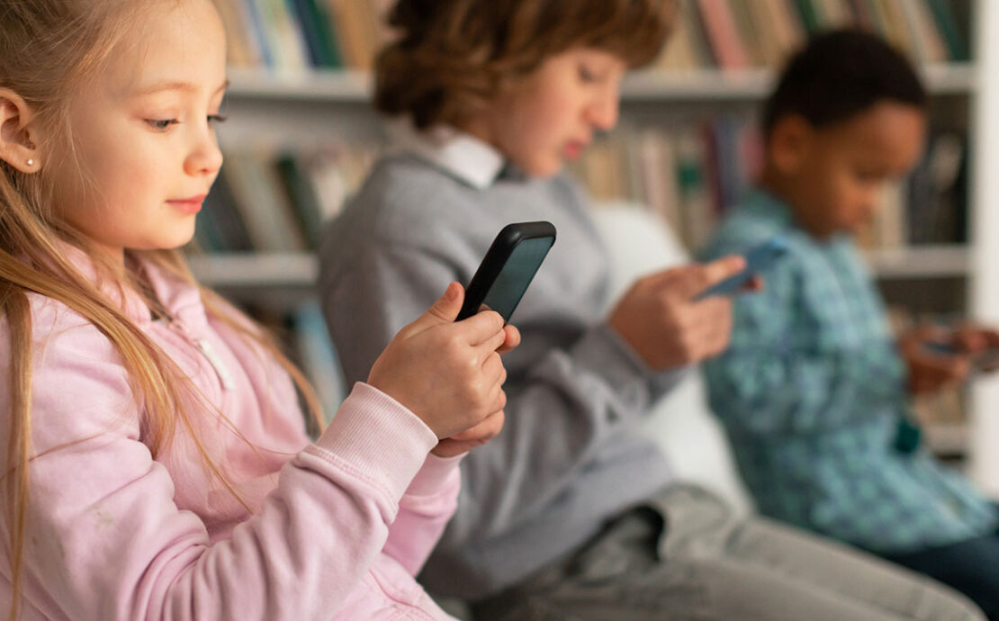Niños usando smartphones - La Ecuación Digital