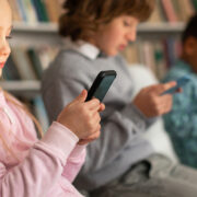 Niños usando smartphones - La Ecuación Digital