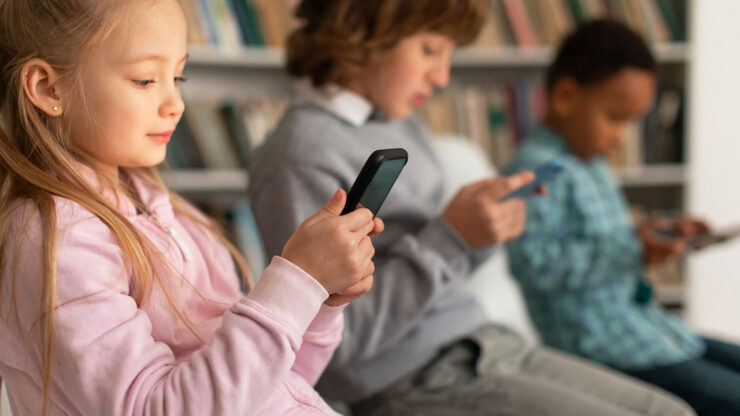 Niños usando smartphones - La Ecuación Digital
