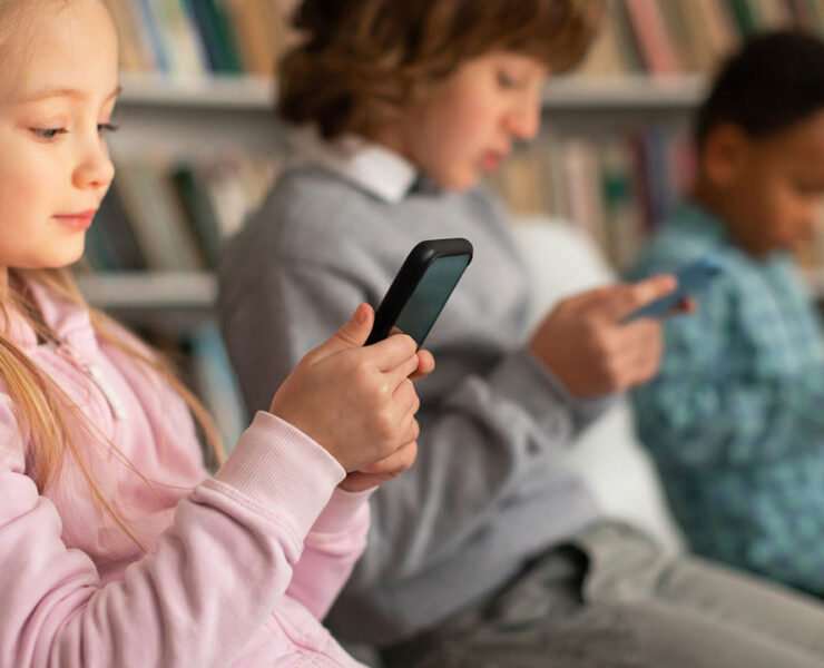 Niños usando smartphones - La Ecuación Digital