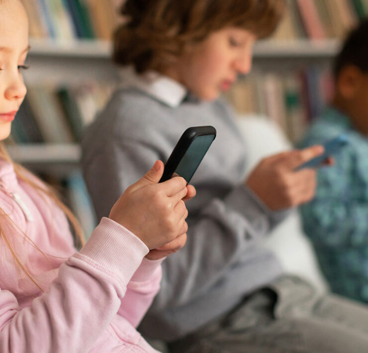 Niños usando smartphones - La Ecuación Digital