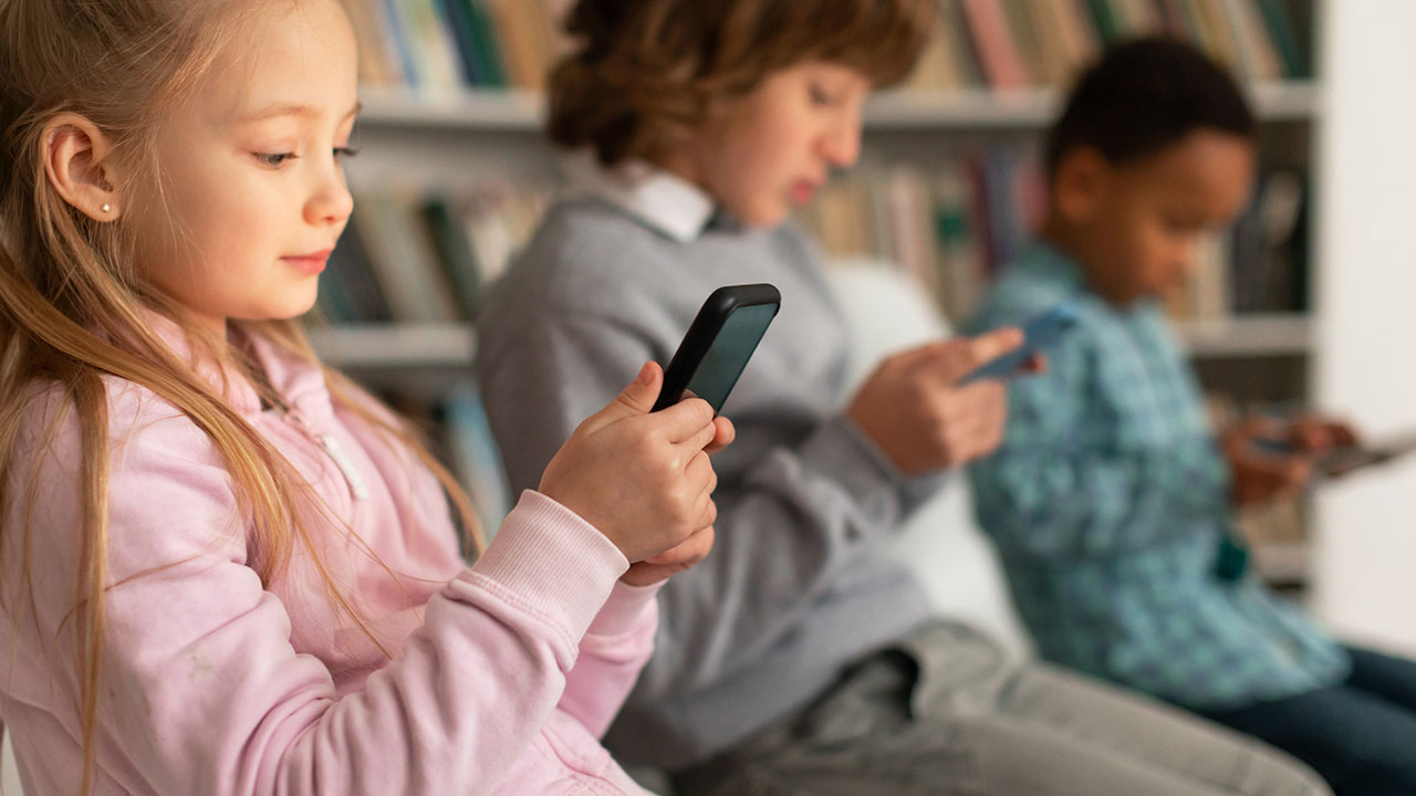 Niños usando smartphones - La Ecuación Digital