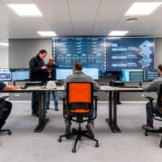 Serveo despliega 733 agentes de IA creados por empleados