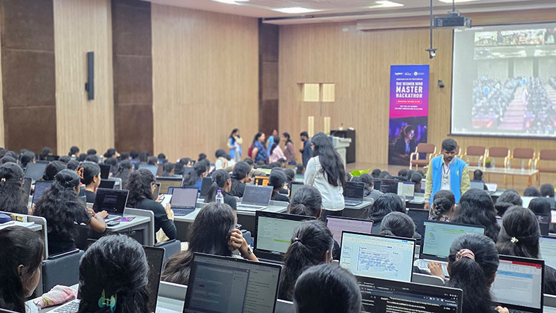 La iniciativa formativa movilizó a cerca de 100.000 mujeres en India y obtuvo el reconocimiento de Guinness World Records tras una ronda con 1.712 participantes.