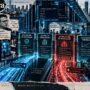 Crea una ilustración editorial en formato panorámico 16:9 para un artículo periodístico sobre la gobernanza de la inteligencia artificial de frontera. La imagen debe mantener la misma identidad visual que el resto del especial: collage editorial contemporáneo, recortes periodísticos, textura de papel, impresión offset, semitono halftone, grano analógico y capas superpuestas, con un tono sofisticado, tenso y propio de una gran portada de suplemento dominical. La composición debe representar el intento de imponer controles, auditorías y límites verificables a una industria tecnológica que avanza con gran rapidez, mientras compite a escala global. En el centro, mostrar una gran infraestructura de inteligencia artificial: centros de datos, racks de servidores, chips avanzados, redes de conexiones, flujos de datos luminosos y arquitectura tecnológica crítica. Esa infraestructura debe avanzar hacia una serie de checkpoints o puntos de control digitales, concebidos como barreras regulatorias sofisticadas, no como muros físicos: capas de validación, interfaces de monitorización, paneles de auditoría, sellos de supervisión, nodos de verificación y umbrales de seguridad. Integrar visualmente la idea de evaluadores independientes dentro de los laboratorios, representados por siluetas humanas o figuras discretas observando sistemas, documentos técnicos, paneles de control y procesos de entrenamiento desde dentro de la propia infraestructura, como supervisores incrustados con acceso privilegiado. Introducir de forma clara pero elegante la dimensión geopolítica. A un lado, referencias visuales a Estados Unidos y Silicon Valley; al otro, referencias a China y su ecosistema tecnológico, evitando banderas grandes o clichés patrióticos. Utilizar mapas fragmentados, arquitectura, centros de datos, redes, circuitos y símbolos gráficos sutiles para transmitir competencia estratégica entre bloques. La escena debe sugerir una carrera contenida: grandes flujos de cómputo y datos que avanzan con velocidad, pero que se enfrentan a controles sucesivos. Uno de los flujos puede atravesar parcialmente una barrera mientras otro queda retenido, insinuando el problema de fondo: qué ocurre cuando un actor respeta los límites y otro sigue adelante. Integrar de manera secundaria, como recortes editoriales dentro del collage, a Dario Amodei, Sam Altman y Demis Hassabis, sin convertir la imagen en un mural de retratos. Amodei puede tener una presencia ligeramente mayor por ser el impulsor de la propuesta. El protagonismo debe recaer en la idea de supervisión, velocidad, competencia y verificación. Mantener la paleta visual uniforme del especial: azules fríos, azul acero, negros, grises grafito y blanco roto con textura de papel, con acentos rojos o ámbar en los puntos de control, alertas y zonas de tensión. Iluminación cinematográfica, alto contraste, ambiente frío, tecnológico e institucional. Evitar cerebros digitales, robots humanoides, candados gigantes, pedales de freno, semáforos o iconografía tecnológica genérica. No hacer una infografía ni un mapa político convencional. El resultado debe parecer una gran ilustración editorial panorámica sobre quién controla la frontera de la inteligencia artificial y cómo las reglas chocan con la competición global.