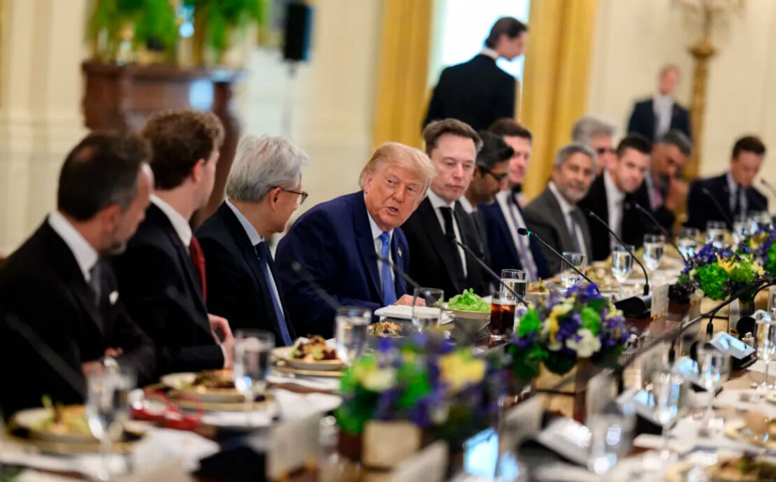 Trump pacta controles voluntarios de IA con las Big Tech