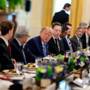 Trump pacta controles voluntarios de IA con las Big Tech