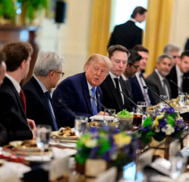 Trump pacta controles voluntarios de IA con las Big Tech