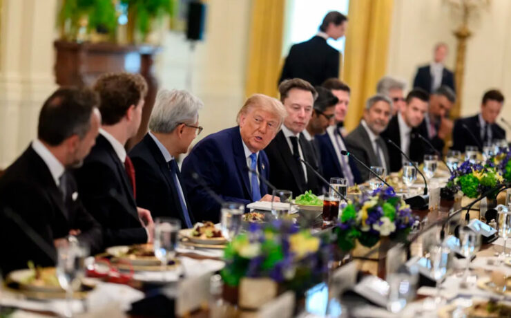 Trump pacta controles voluntarios de IA con las Big Tech