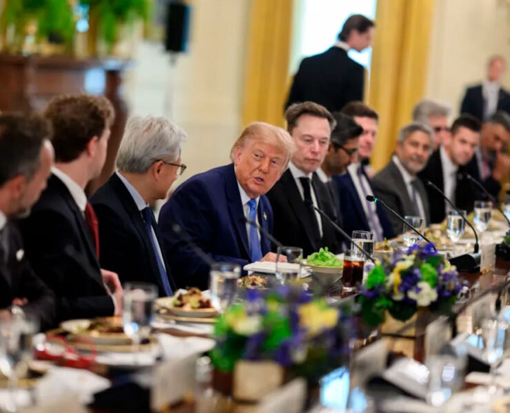 Trump pacta controles voluntarios de IA con las Big Tech