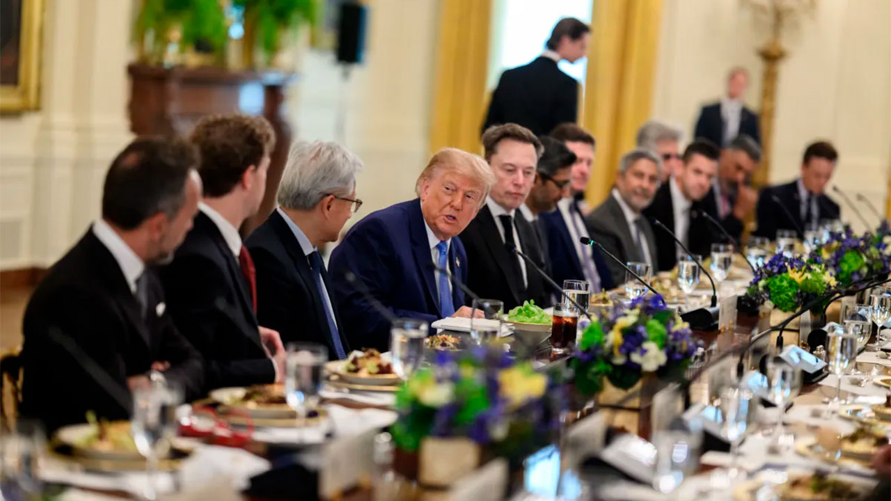 Trump pacta controles voluntarios de IA con las Big Tech